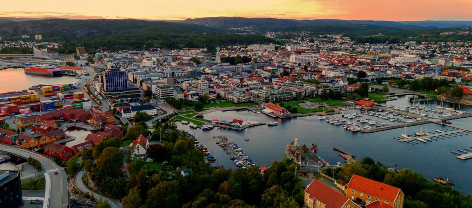 Havnepromenaden i Kristiansand en tidlig sommermorgen